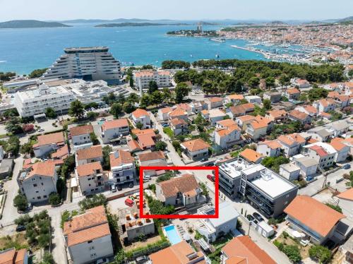 Apartments with parking spaces Vodice - 22290
