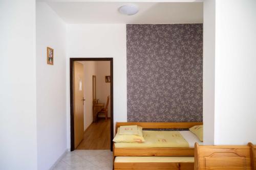 ein kleines Schlafzimmer mit einem Bett und einem Flur in der Unterkunft Apartments with a parking space Vodice - 22290 in Vodice