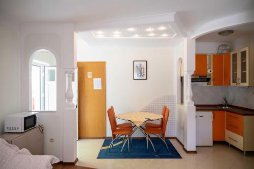 eine Küche mit einem Tisch und Stühlen im Zimmer in der Unterkunft Apartments with a parking space Vodice - 22290 in Vodice