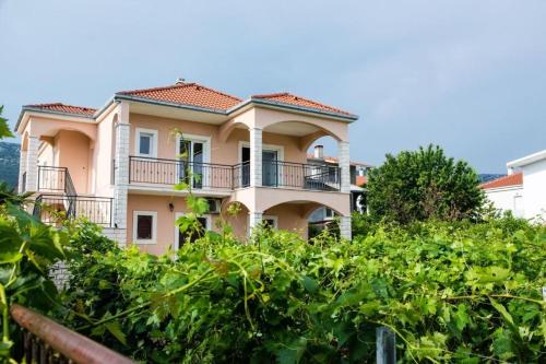 Apartments with parking spaces Kastel Novi, Kastela - 22378