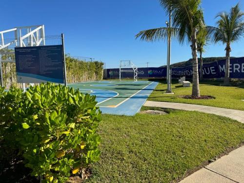 einen Tennisplatz in einem Park mit Palmen in der Unterkunft Departamento en mazatlan bluue Lagoons in Mazatlán