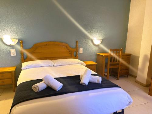 una camera da letto con un letto e due asciugamani di Barraca Suites a Valencia