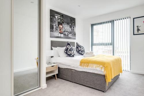een slaapkamer met een bed en een grote spiegel bij Apollo Luxury - Netflix - Fast WIFI- FREE PARKING in Birmingham