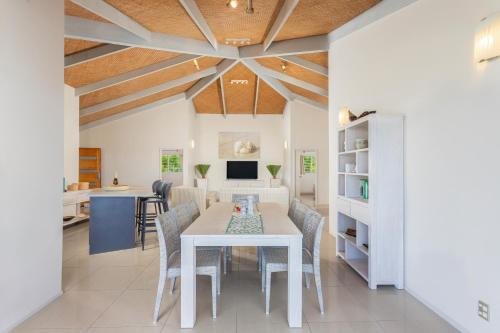 Una televisión o centro de entretenimiento en Ocean Spray Villas