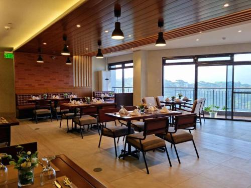 Un restaurante u otro lugar para comer en Alvea Hotel and Residences