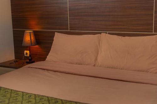 Кровать или кровати в номере Hotel DMadinah inn Gentan