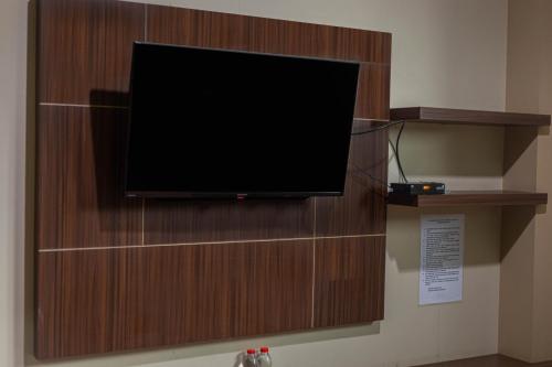 Телевизор и/или развлекательный центр в Hotel DMadinah inn Gentan