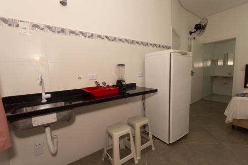 een keuken met een wastafel en een koelkast bij Apto Bela Vista São Paulo in Sao Paulo