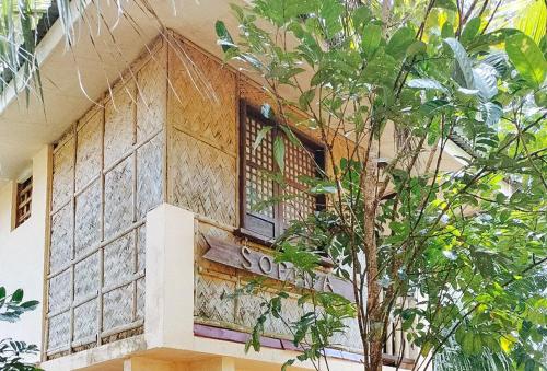 un edificio con una ventana en el lateral. en RedDoorz @ Hilarion's Farm Majayjay, Laguna, en Majayjay