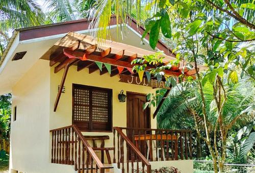 ein kleines Haus mit Balkon davor in der Unterkunft RedDoorz @ Hilarion's Farm Majayjay, Laguna in Majayjay