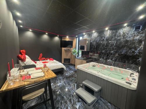 une chambre avec baignoire et table et une chambre avec table dans l'établissement Zayn spa, à Choisy-le-Roi