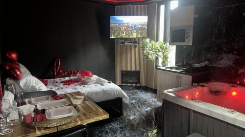 La salle de bains est pourvue d'un lit et d'une baignoire. dans l'établissement Zayn spa, à Choisy-le-Roi