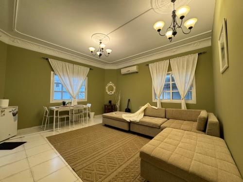 พื้นที่นั่งเล่นของ Beautiful 1BHK Near Jumeirah near Metro 3mins walk