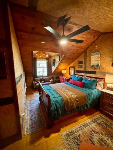 Un pat sau paturi într-o cameră la The Cedar House - Huntsville Cultural District