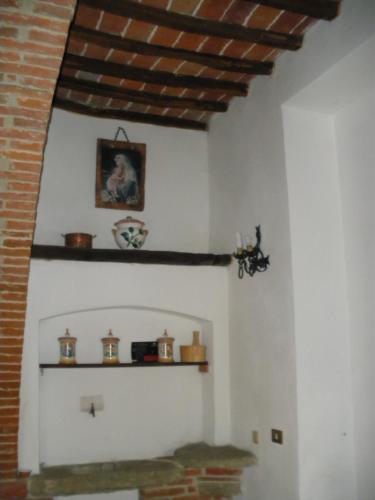 a room with a fireplace with a wooden ceiling at Agriturismo Villalba in Arezzo