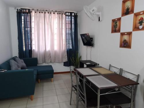 a living room with a blue couch and a table at Apartamento en Villavicencio in Villavicencio