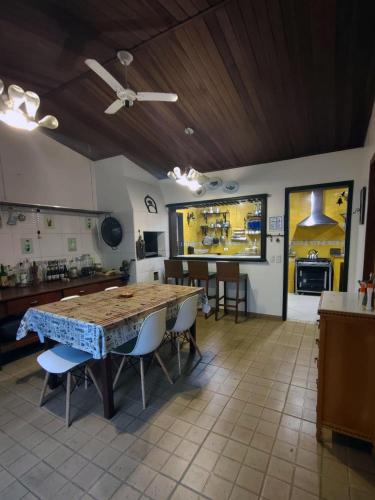 a kitchen and dining room with a table and chairs at LINDA CASA COM PISCINA EM PONTAL DO SUL in Pontal do Paraná
