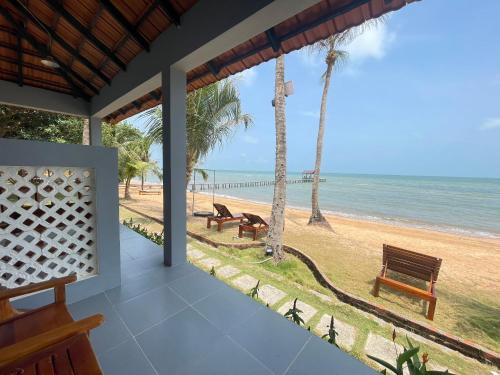 vistas a la playa desde el porche de una casa de playa en Cosiana Resort, en Phu Quoc