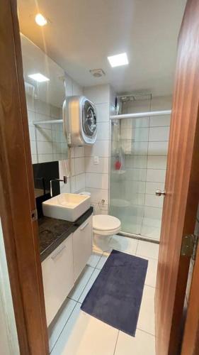 uma casa de banho com um WC, um lavatório e um chuveiro em Apartamento Maceió- Jatiúca em Maceió
