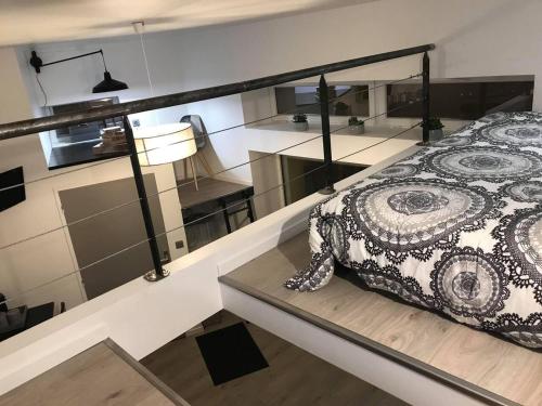 Cette chambre dispose d'un lit et d'une paroi en verre. dans l'établissement Studio moderne à Clermont-Ferrand – 35 m² + Parking gratuit, à Clermont-Ferrand