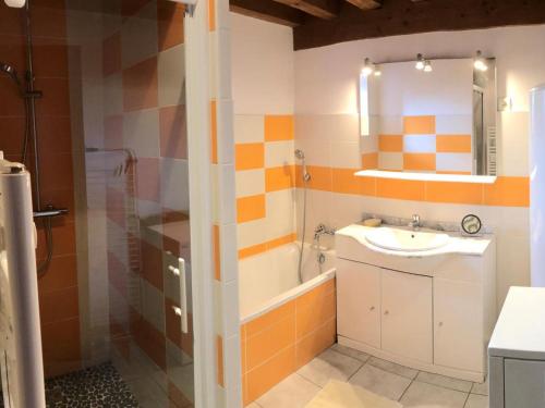 y baño con lavabo, bañera y aseo. en Gîte Sauvain, 4 pièces, 6 personnes - FR-1-496-94, en Sauvain