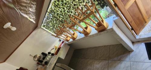 vistas a un baño con una escalera de madera en Sweet Home en Cabuya