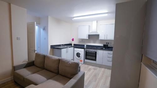 A cozinha ou kitchenette de Luxury 2 Bed Apartment London Twickenham