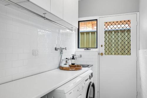 Η κουζίνα ή μικρή κουζίνα στο Iris @ Norwood - Luxe 4BR