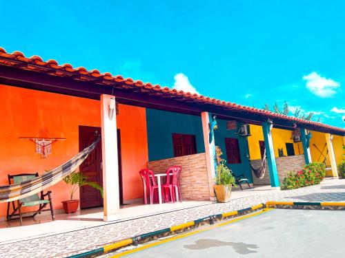 een huis met een zwembad ervoor bij Chalé Aconchego dos Milagres in São Miguel dos Milagres