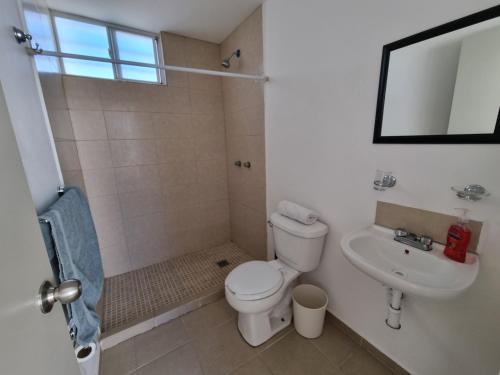 uma casa de banho com um WC e um lavatório em Casa amplia Garde SD em Querétaro