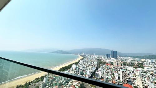 uitzicht op de stad en het strand bij Căn hộ View biển - TMS Vtadi in Quy Nhon