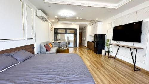 een slaapkamer met een bed en een flatscreen-tv bij Căn hộ View biển - TMS Vtadi in Quy Nhon