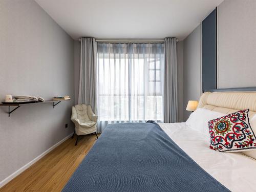 Un pat sau paturi într-o cameră la Annie Apartment 2505