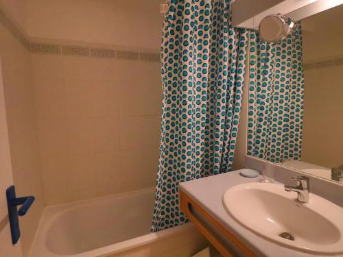 a bathroom with a sink and a shower curtain at 3 pièces rénové avec loggia, WIFI et parking à Sète - FR-1-472A-294 in Sète
