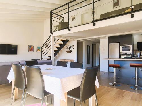 une salle à manger et une cuisine avec une table et des chaises blanches dans l'établissement Appartement T3 avec Mezzanine et Terrasse au Cœur de Collioure, Proche Plages et Commerces - FR-1-309-431, à Collioure