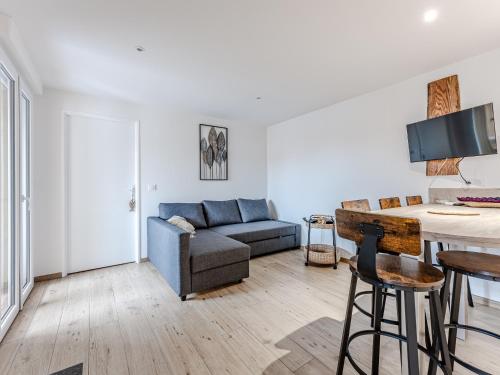 un salon avec un canapé et une table dans l'établissement Appartement Neuf T3 Climatisé, Centre Station, Proche Océan, Terrasse Privative, Parking Sécurisé - FR-1-521-240, à Biscarrosse