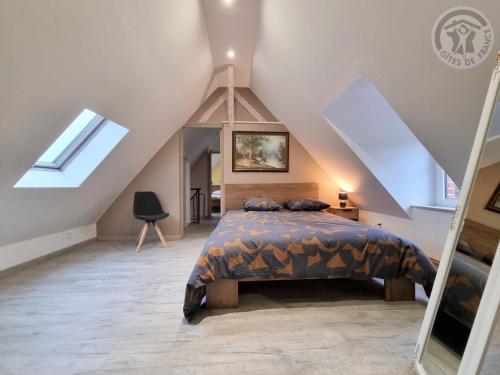 ein Schlafzimmer mit einem Bett im Dachgeschoss in der Unterkunft Gîte Hasnon, 4 pièces, 6 personnes - FR-1-510-203 in Hasnon