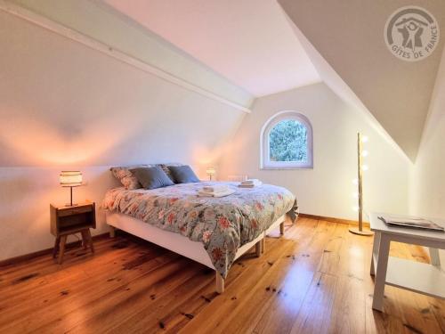 um quarto com uma cama, uma mesa e uma janela em Gîte Linselles, 2 pièces, 3 personnes - FR-1-510-208 