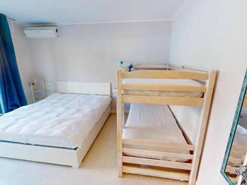 une chambre avec deux lits superposés et une échelle dans l'établissement Spacieux 2P climatisé centre-ville Menton avec grande terrasse, proche plages et commerces - FR-1-196-351, à Menton