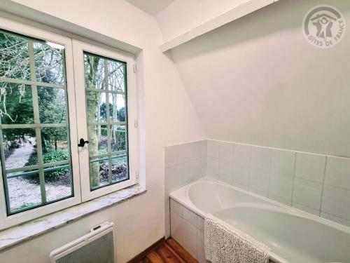 a bathroom with a tub and a window at Gîte spacieux et moderne, à 12 km de Lille, avec toutes commodités, idéale pour une escapade tranquille - FR-1-510-208 in Linselles