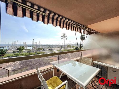 Photo de la galerie de l'établissement Studio spacieux, climatisé avec vue mer, piscine, WIFI et parking privé à Menton - FR-1-647-29, à Menton