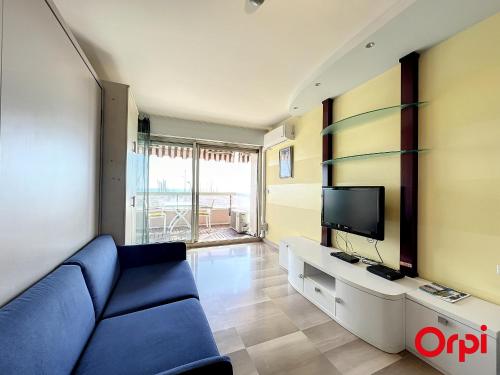 Photo de la galerie de l'établissement Studio spacieux, climatisé avec vue mer, piscine, WIFI et parking privé à Menton - FR-1-647-29, à Menton