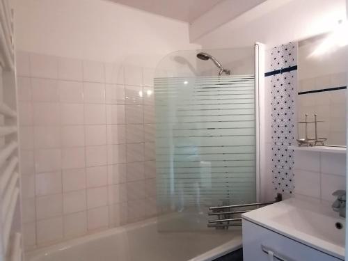 a white bathroom with a tub and a sink at Appartement Saint-François-Longchamp, 3 pièces, 6 personnes - FR-1-635-136 in Saint-François-Longchamp