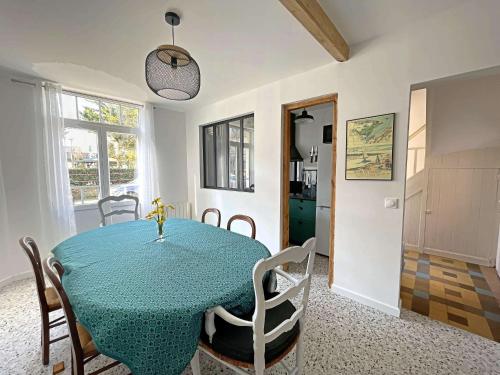 une salle à manger avec une table et des chaises bleues dans l'établissement Maison Rénovée Proche Plage et Commerces – Idéale Familles ! - FR-1-646-59, à Berck-sur-Mer