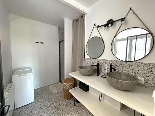 une salle de bain avec deux lavabos et un miroir dans l'établissement Maison Rénovée Proche Plage et Commerces – Idéale Familles ! - FR-1-646-59, à Berck-sur-Mer