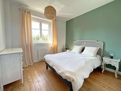 une chambre avec un grand lit et une fenêtre dans l'établissement Maison Rénovée Proche Plage et Commerces – Idéale Familles ! - FR-1-646-59, à Berck-sur-Mer