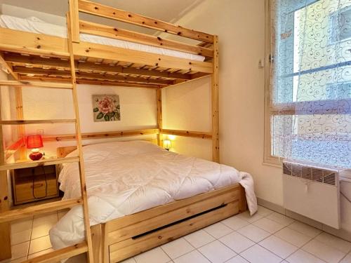 um quarto com um beliche e uma janela em Appartement Argelès-sur-Mer, 2 pièces, 6 personnes - FR-1-225-806 em Argelès-sur-Mer