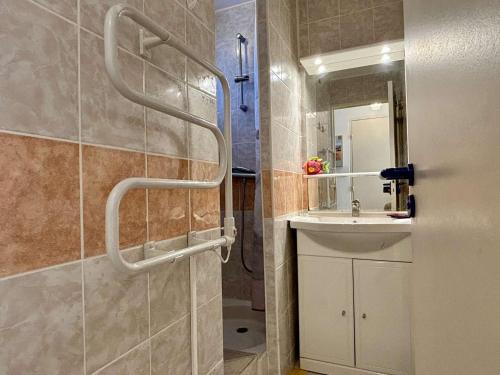 une salle de bain avec une douche avec un lavabo et un miroir dans l'établissement Appartement 2P pour 6 pers. avec piscines à 400m de la plage, Argelès-sur-Mer - FR-1-225-806, à Argelès-sur-Mer