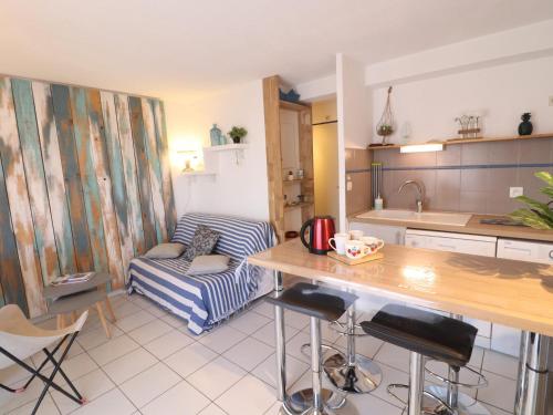 une cuisine avec une table et des chaises dans une pièce dans l'établissement Charmant T2 rénové avec terrasse et piscine, accès direct plage à Sète - FR-1-472A-302, à Sète