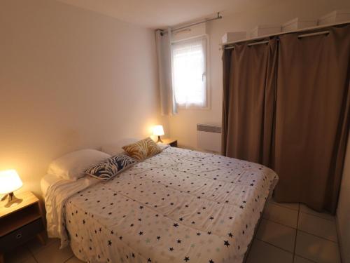 une petite chambre avec un lit et une fenêtre dans l'établissement Charmant T2 rénové avec terrasse et piscine, accès direct plage à Sète - FR-1-472A-302, à Sète